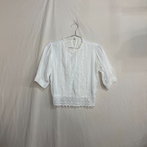 JP 앤틱 펀칭 자수 블라우스