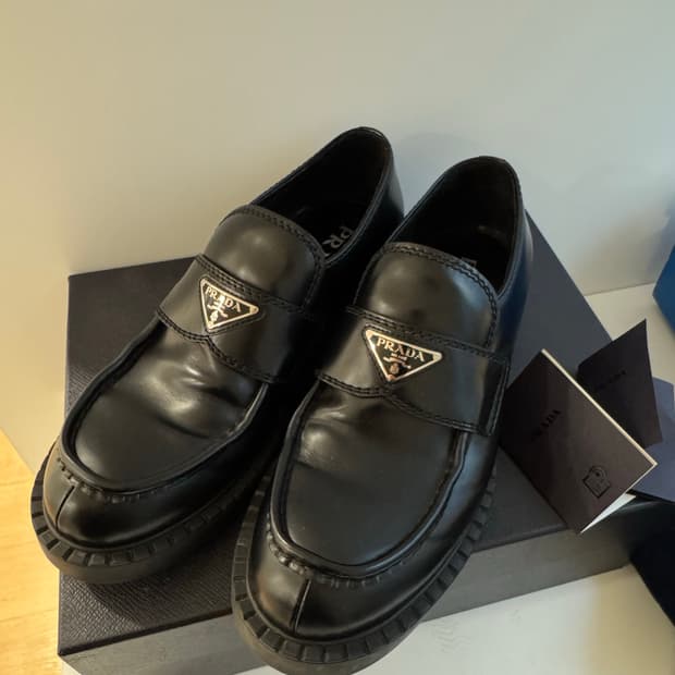 프라다 브러쉬드 삼각 로고 로퍼 (7.5사이즈)