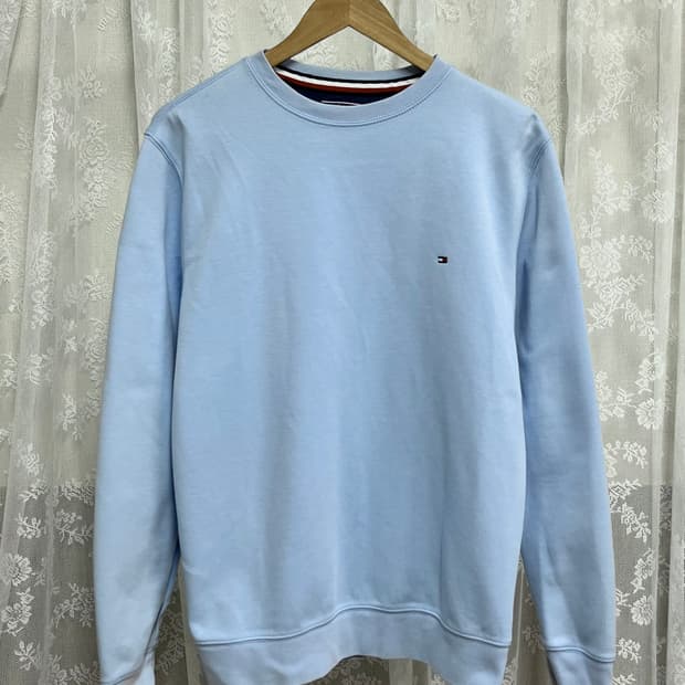 L) 타미힐피거 미니플래그 맨투맨 하늘색