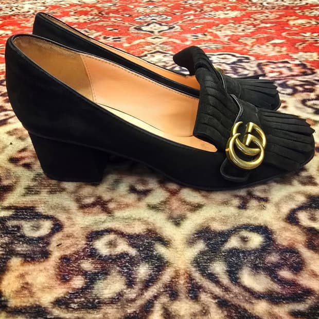 구찌(Gucci)의 GG 마몽 스웨이드 미드힐 펌프스