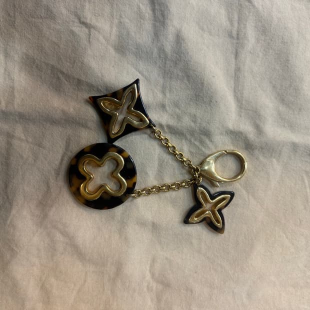 정품 루이비통 래오파드 모노그램 플뢰르 키링 팝니다