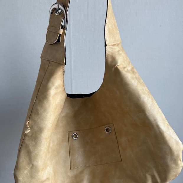 레터리 버클 리버시블 숄더 백