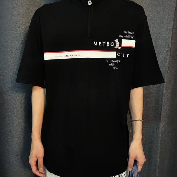 00s 메트로시티 아이콘 자수 하프 집업 반팔 티셔츠