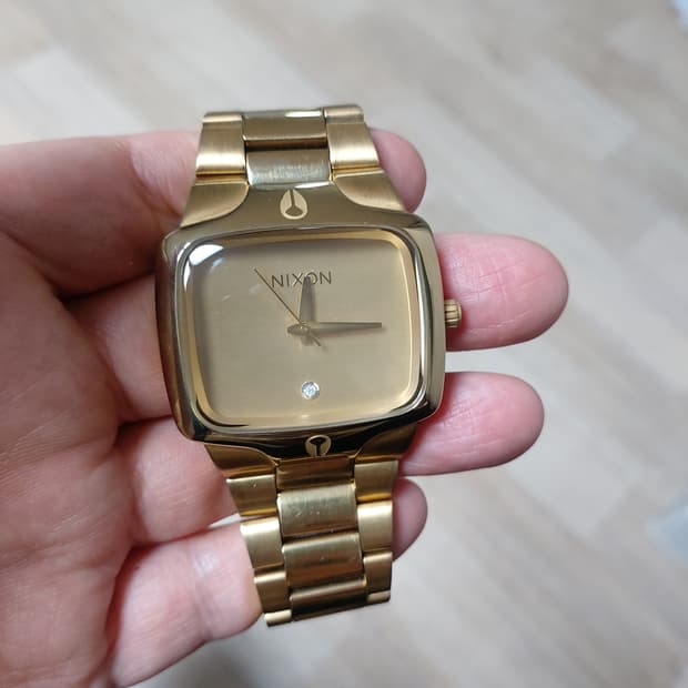닉슨 골드 시계