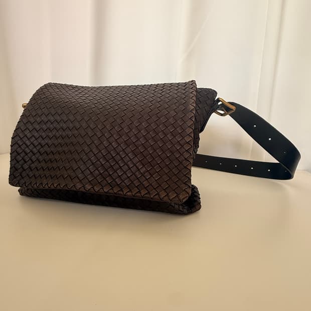  보테가 베네타(Bottega Veneta) 인트레치아토 메신저 크로스백