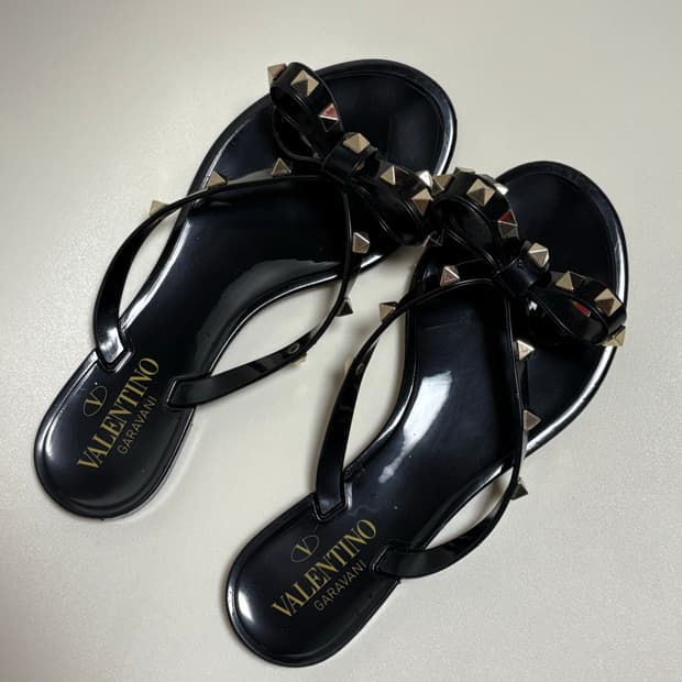 발렌티노 락스터드 리본 플립플랍 샌들