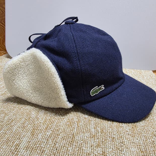 라코스테 울 솔리드 트래퍼 귀달이 모자