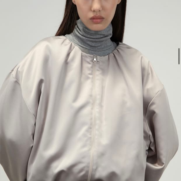아모멘토 SILKY PADDED CROP JUMPER_BEIGE