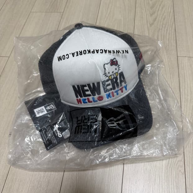 뉴에라 산리오 헬로키티 트러커캡 블랙