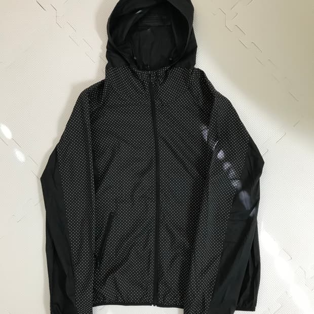 유니클로 땡땡이 바람막이