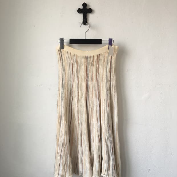 Line detail pleats knit skirt