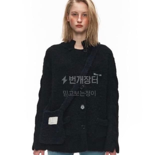 FREE) 마뗑킴 로고 패치 니트 가디건