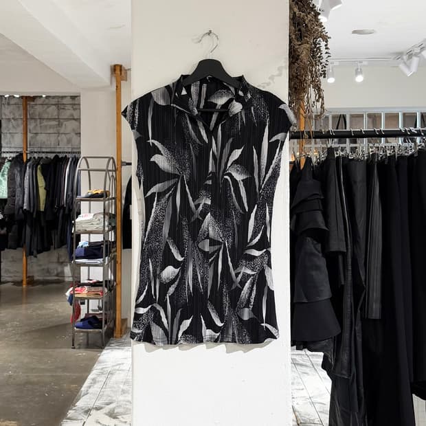 플리츠 플리즈 블랙 리프 프린트 슬리브리스 탑