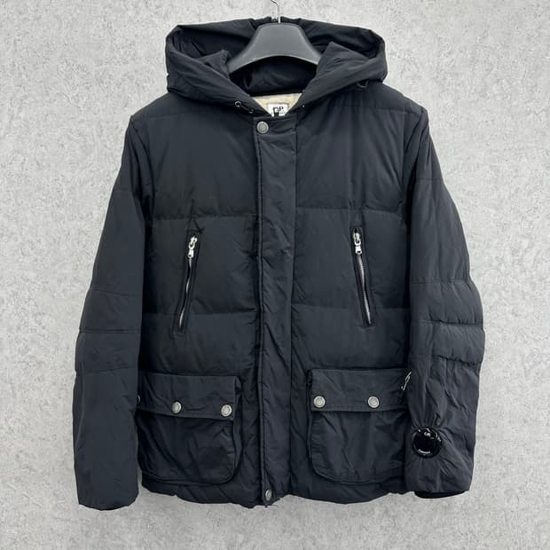 90 C.P 컴퍼니 남자 구스다운 고글 패딩