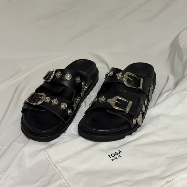 TOGA VIRILIS 토가 비릴리스 스터드 슬라이드 슬리퍼