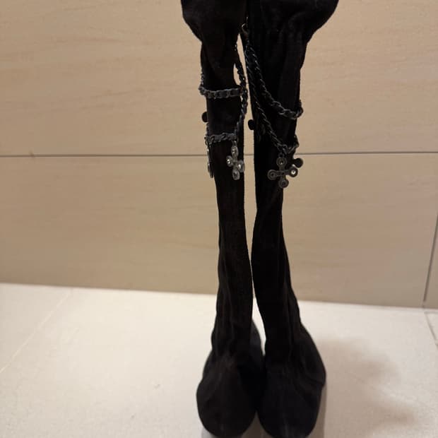 마인 블랙 스웨이드 체인 장식 롱부츠 240 한섬 구두 여성신발 힐