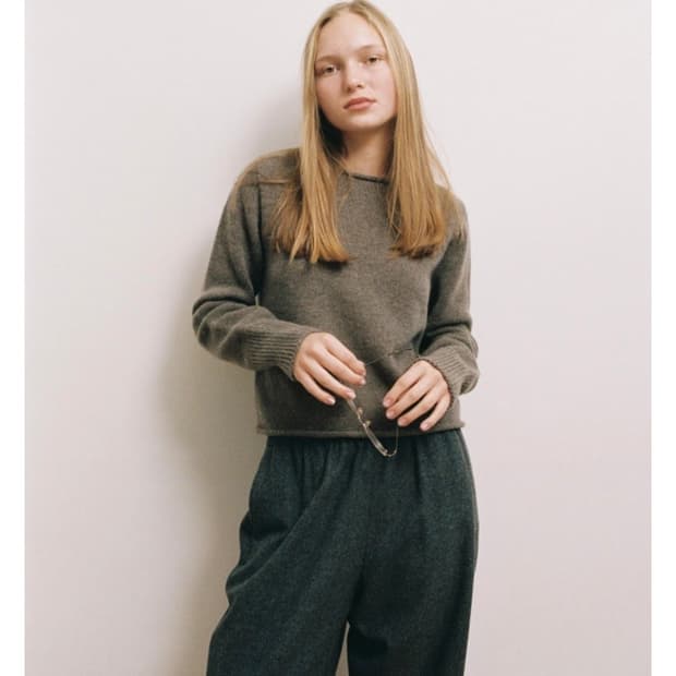 악토브헤 롤 앳지 니트 토프