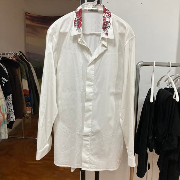 크리스찬 디올(Christian Dior) 카라 자수 롱슬리브 셔츠