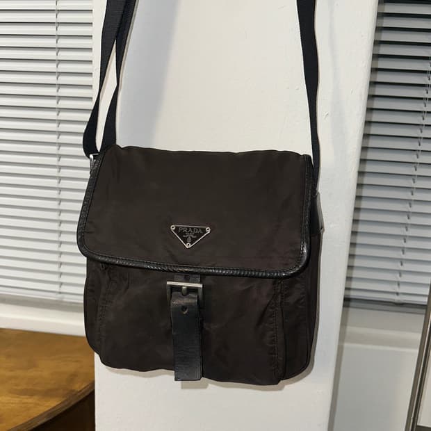 프라다 삼각로고 메신저 크로스백 딥브라운 