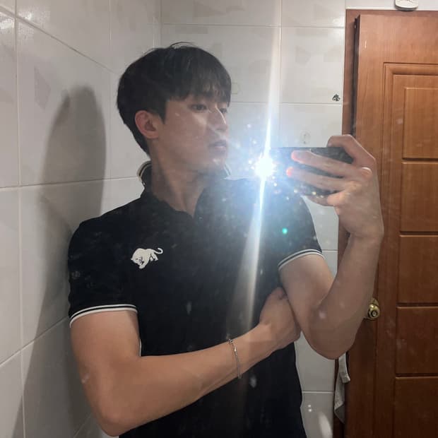 프라다 화이트 팬서 자수 폴로티