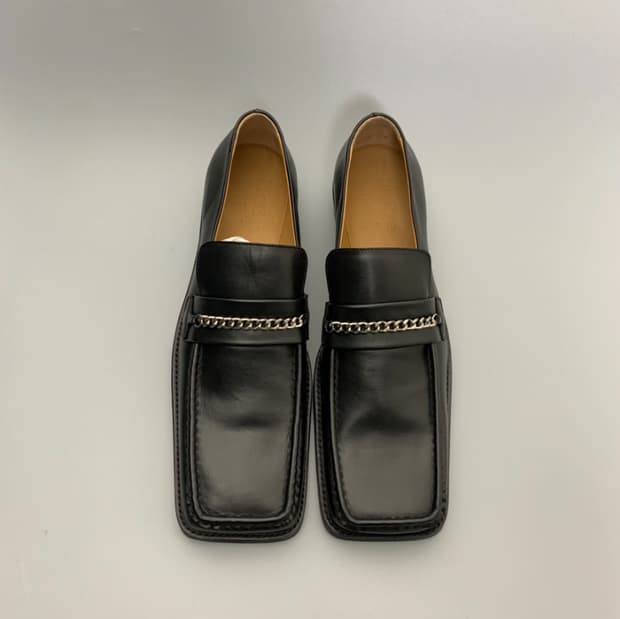 21SS 마틴로즈 체인 스트랩 스퀘어토 로퍼 블랙