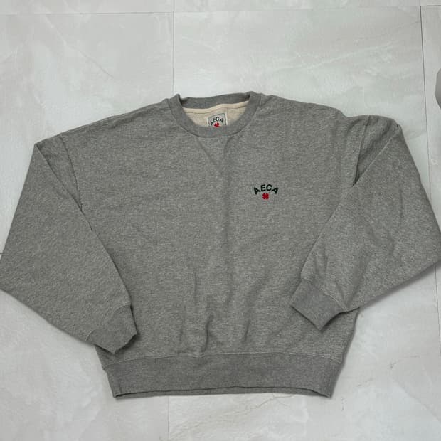 에이카 화이트 맨투맨 s