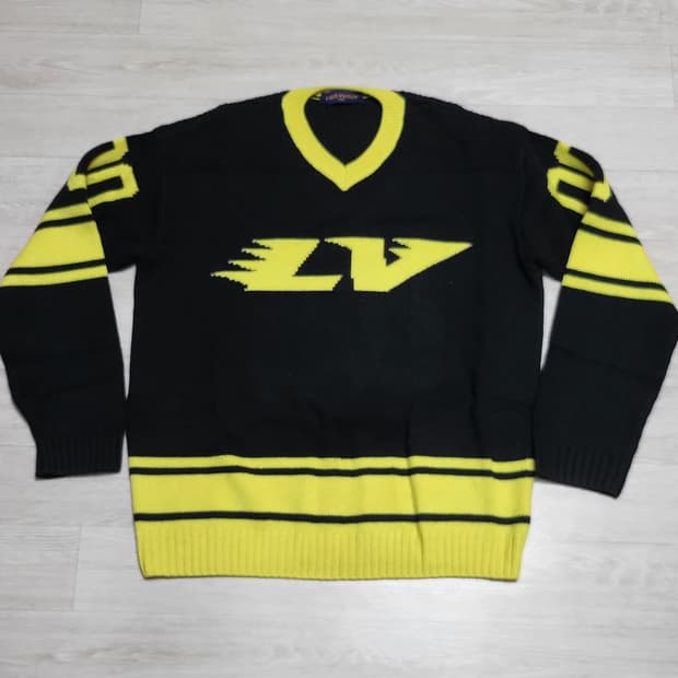 루이비통 인타르시아 풋볼 v넥 니트 bts