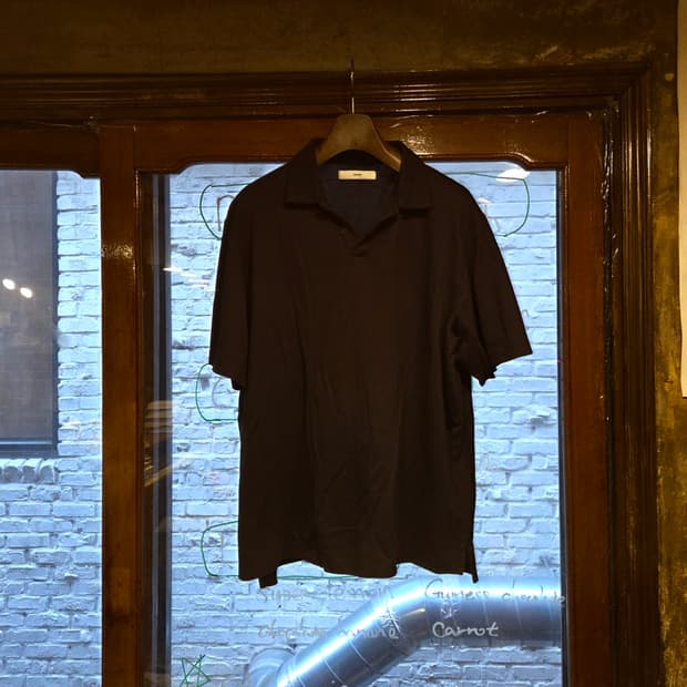 비이커 오픈칼라넥 티셔츠