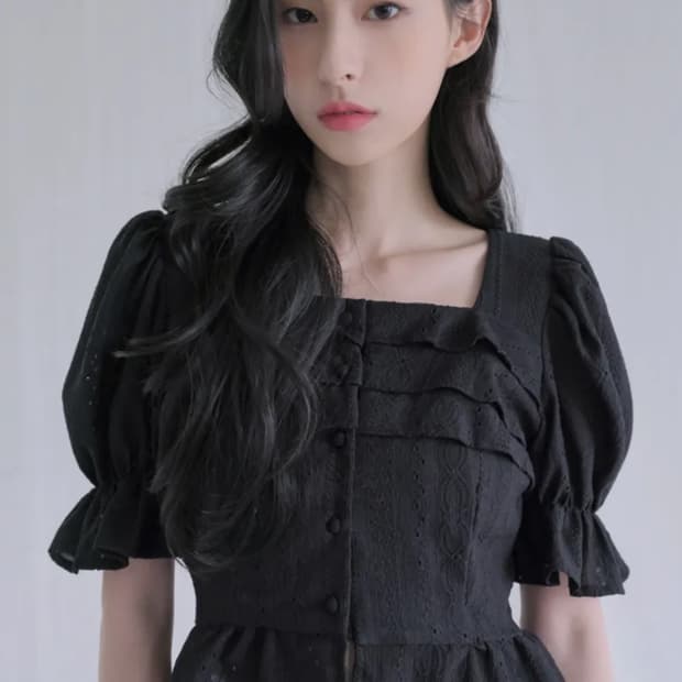 어반드레스 펀칭 프릴 블라우스