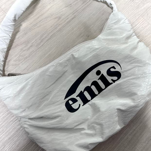 이미스 글로시 셔링 호보백 화이트 판매합니