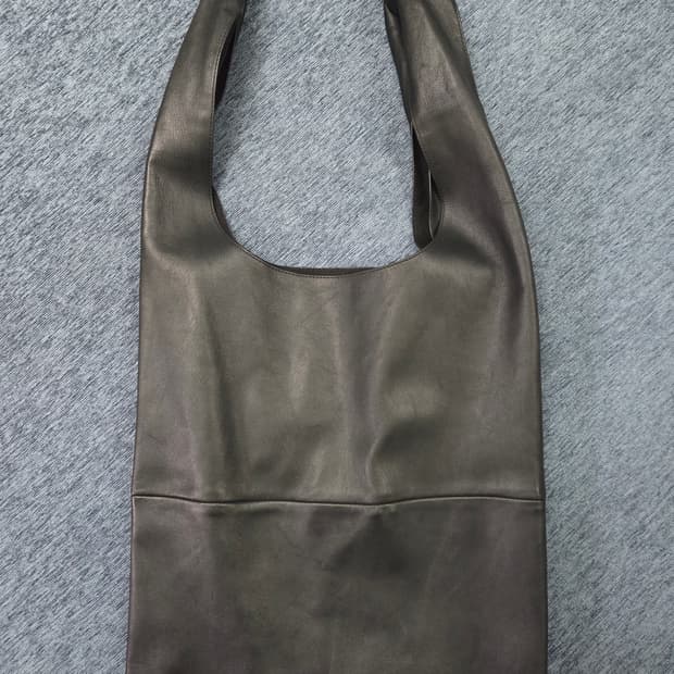 Cos 슬라우치 가죽 토트백