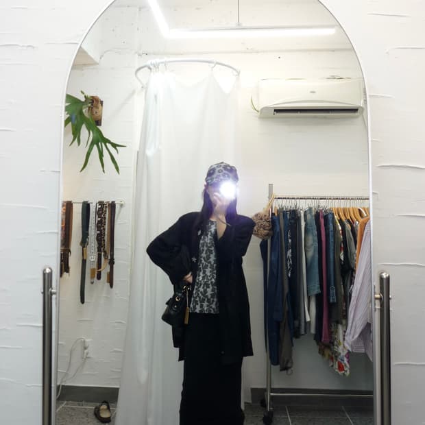 Shape button black jacket