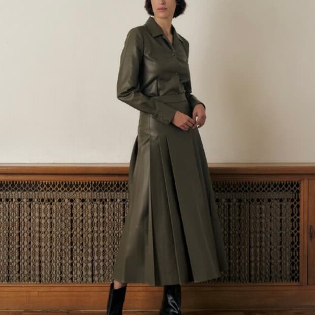KUME) FAUX LEATHER PLEATED LONG SKIRT L