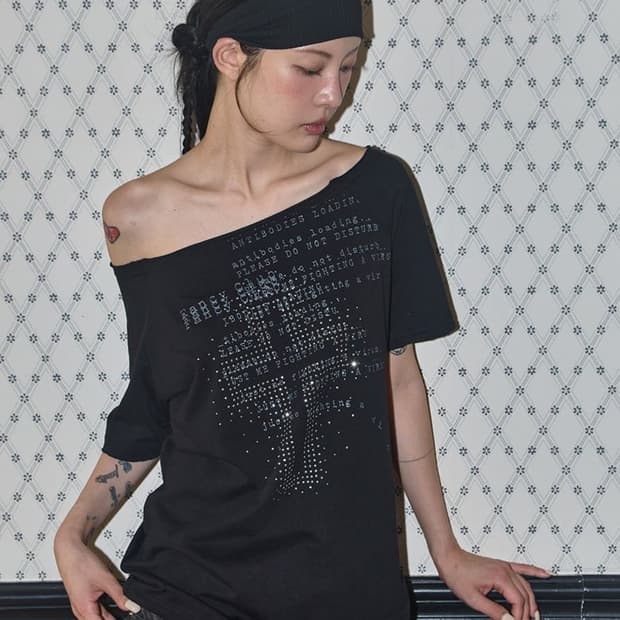 팬시클럽 디바인 크로스 원숄더 티 블랙