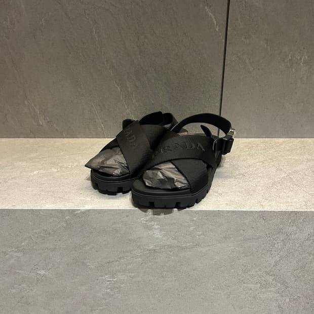 프라다 크로스 스트랩 샌들