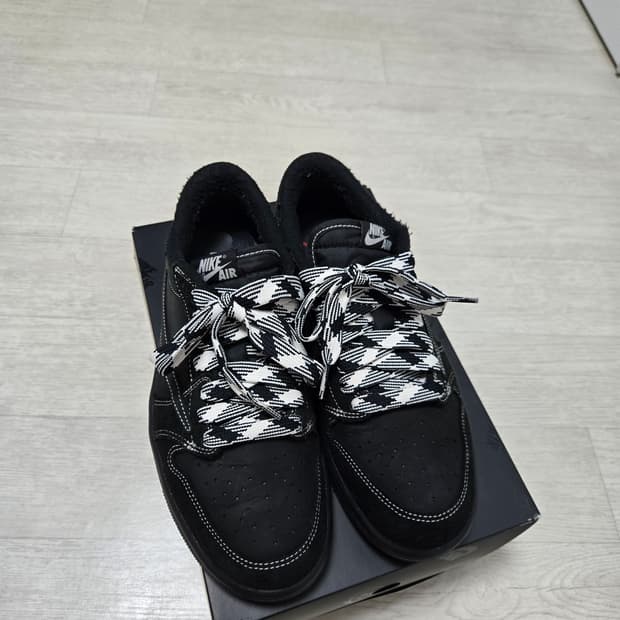 트래비스 스캇 블랙팬텀 255사이즈팝니다