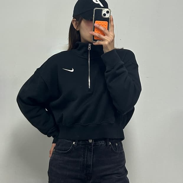 나이키 스우시로고 크롭 하프집업 맨투맨 블랙