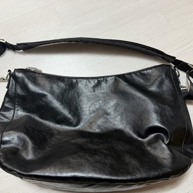 레더리 크랙드 크로스백