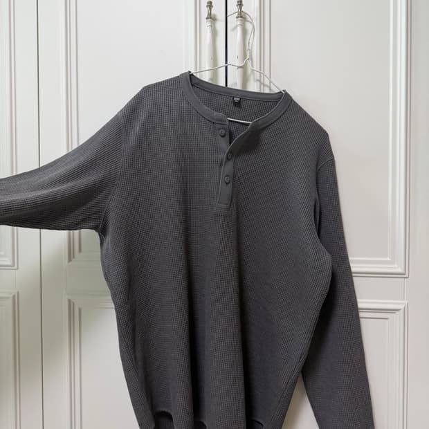 유니클로 와플 헨리넥 다크그레이