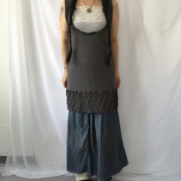 Frill trimming sleeveless onepiece