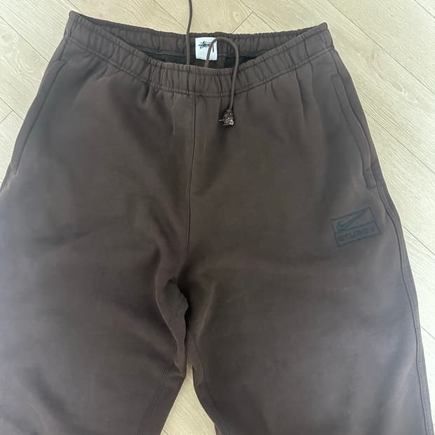 나이키 x 스투시 스톤 워시드 플리스 팬츠 다크 신더