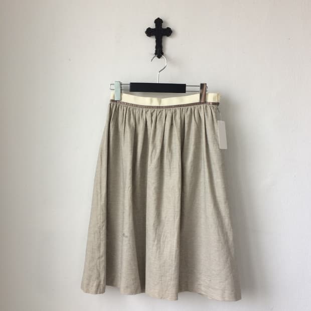 Pin tuck point skirt