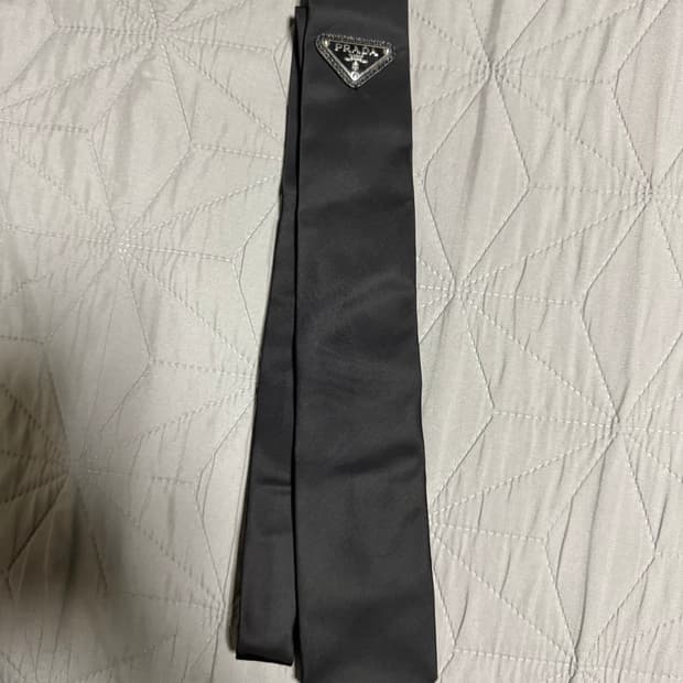 프라다 리나일론 삼각로고 개버딘 넥타이 볼로타이 셔츠