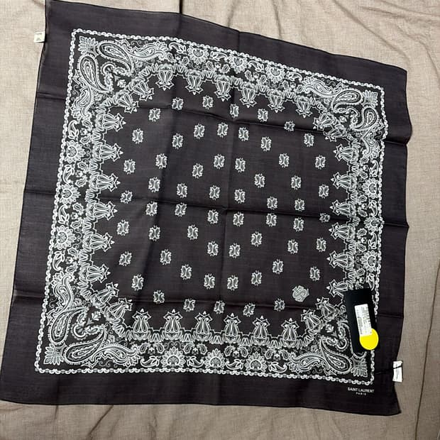 생로랑 반다나 스카프 새상품