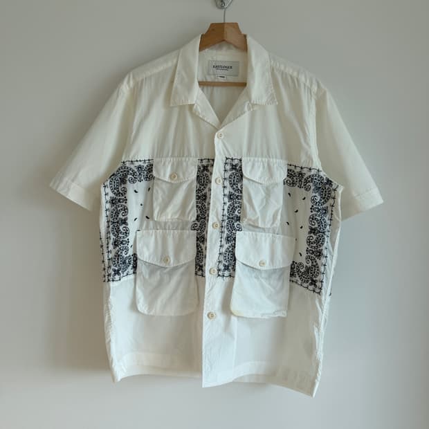 이스트로그(EASTLOGUE) 페이즐리 자수 반팔셔츠