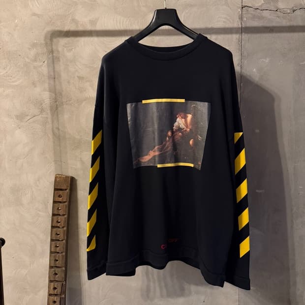 오프화이트 그래픽 맨투맨 100