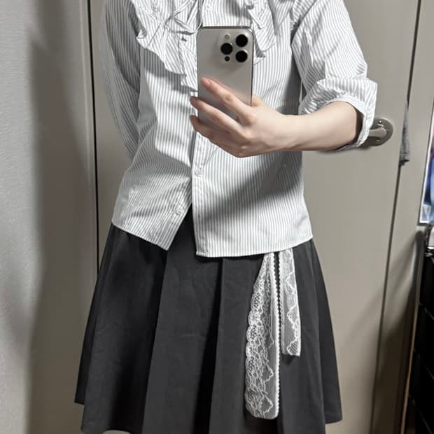 스트라이프 넥레이스 로걀 블라우스