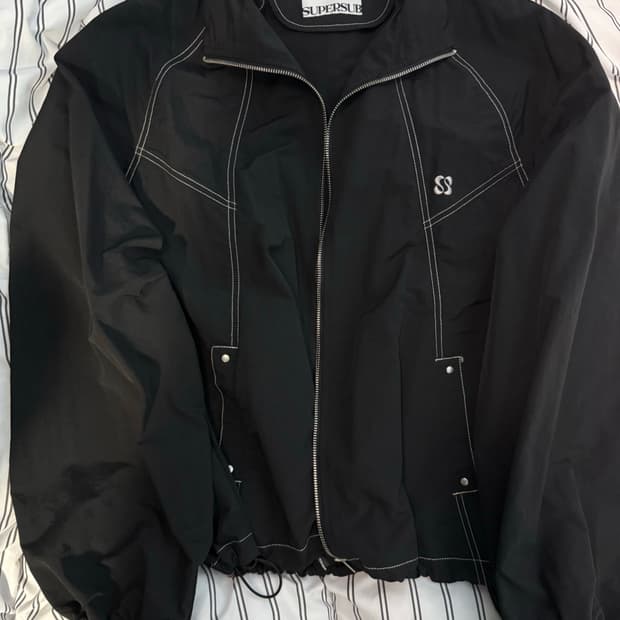 슈퍼서브 스티치 절개 윈드브레이커 바람막이