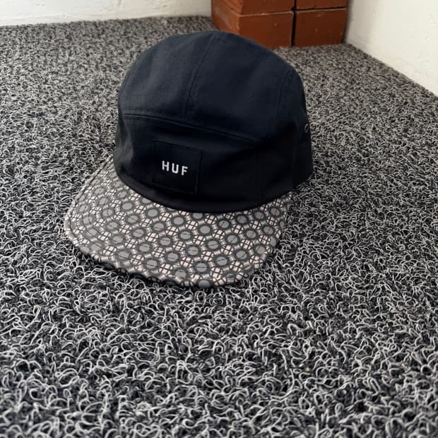 허프(HUF) 블랙 5패널 캡 - 기하학 패턴 챙 포인트
