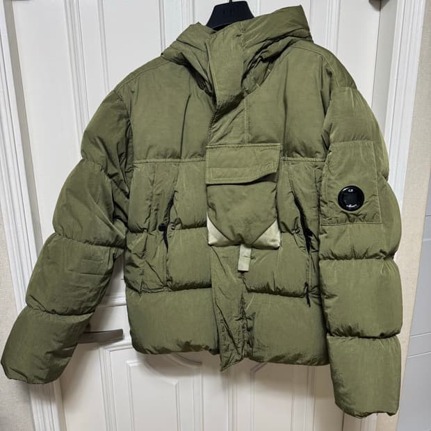 Cp컴퍼니 패딩 올리브 컬러 라지 팝니다